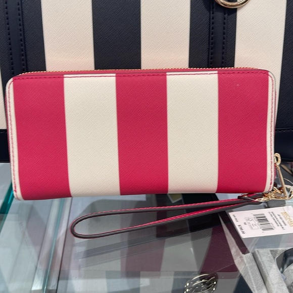 MICHAEL KORS JST
Leather Continental Wristlet Phone Case Wallet
NWT - Picture 6 of 16